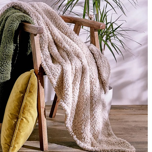 NWT Urban Outfitters Amped Fleece Throw Blanket - Picture 1 of 10